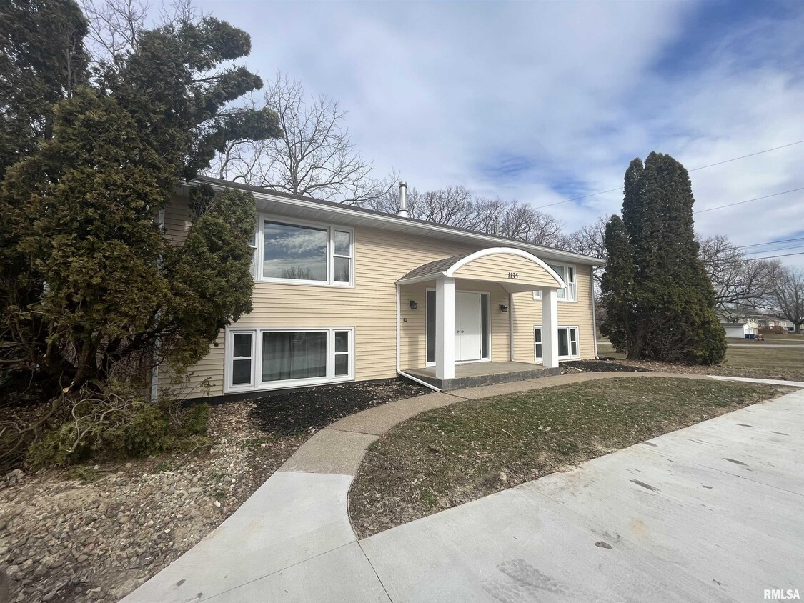 1135 8th Ave Unit 1, Silvis, IL 61282 Room for Rent in Silvis, IL