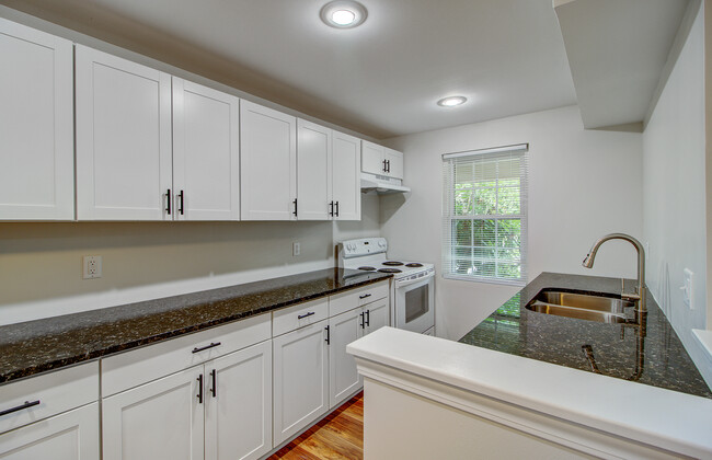 Building Photo - 204 Parkwood Dr