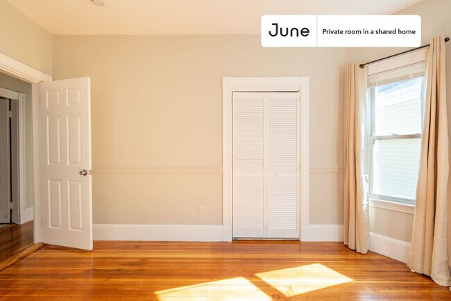Building Photo - Private bedroom in 5 bed/1 bath Home