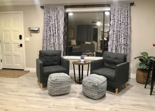 Foto del edificio - PENDING - Furnished Rental with Beautiful ...