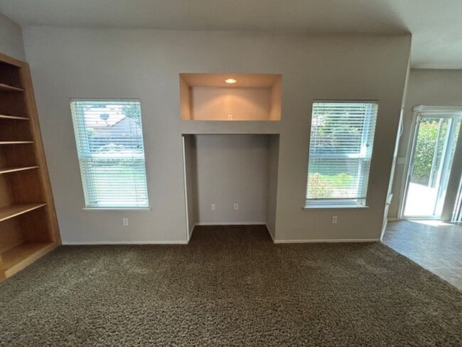 Foto del edificio - 3 Bedroom 2 bathroom home on NE Visalia cu...