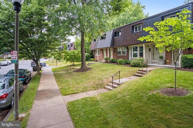 Building Photo - Beautifully Renovated 2-Level Townhome in the Heart of Falls Church City