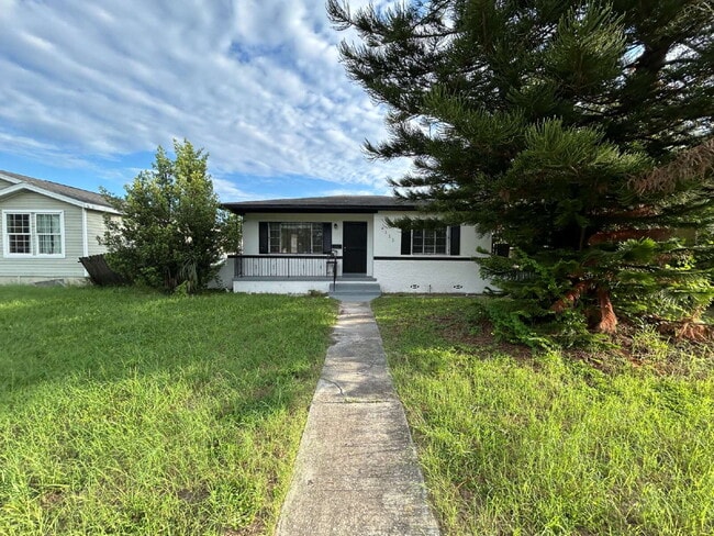 Building Photo - "Charming 3-Bedroom Home in St. Petersburg with Spacious 1,199 Sq Ft Layout!"