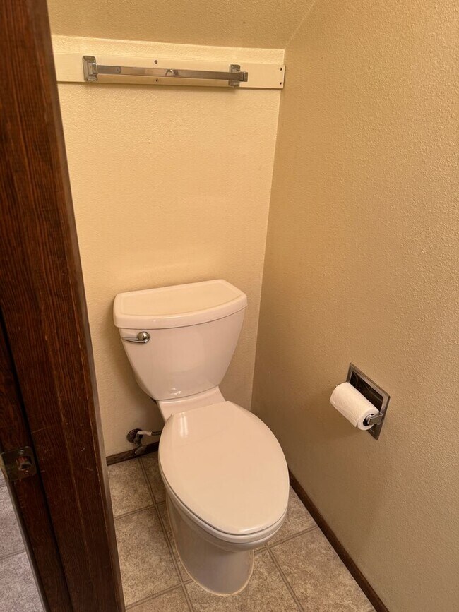 Building Photo - Updated 2 bedroom 1 1/2 bath duplex in Springfield!