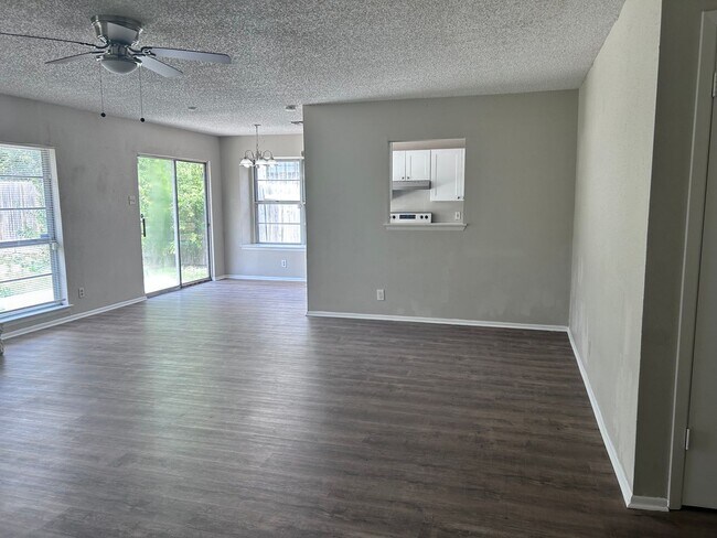 Foto del edificio - Charming Family Home with Spacious Backyar...