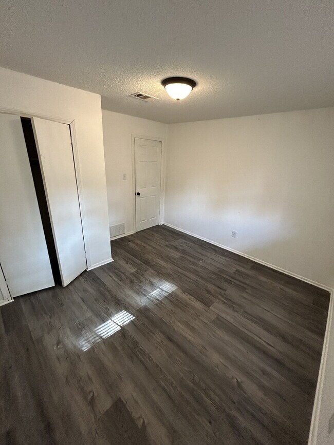 Foto del edificio - 3311 Kingsbury St