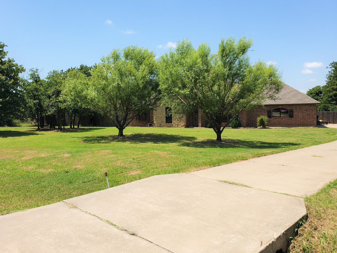 Building Photo - WOW! Absolutely Gorgeous Home on Over an A...