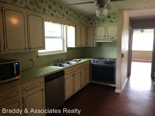 Building Photo - 4 br, 2.5 bath House - 1131 Jamaica Road East