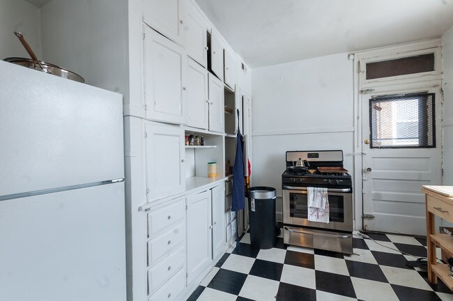 Building Photo - 4747 N Damen Ave