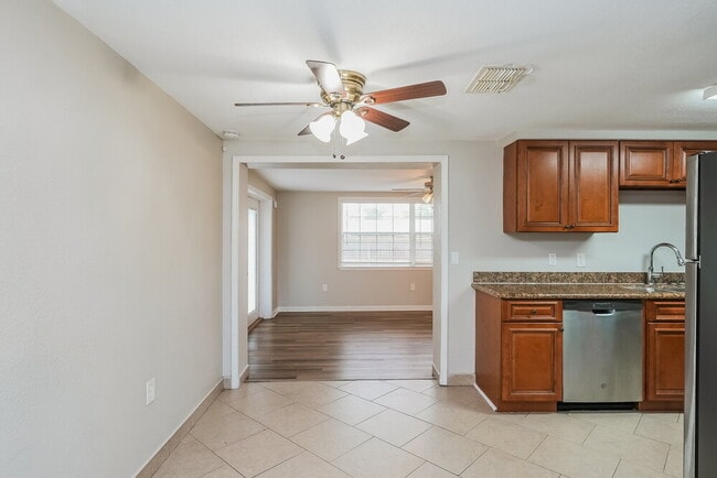 Building Photo - 6024 Boxwood Dr