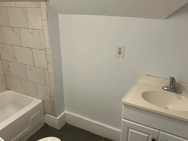 Building Photo - 483 Pontiac Ave