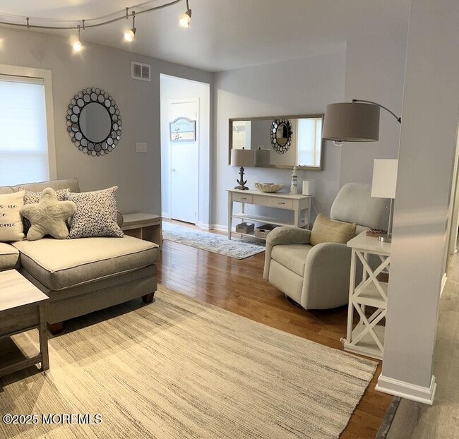 Building Photo - 425 Yale Ave