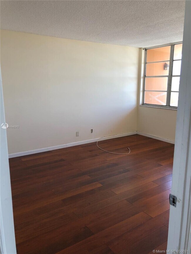 Foto del edificio - 2025 NE 164th St