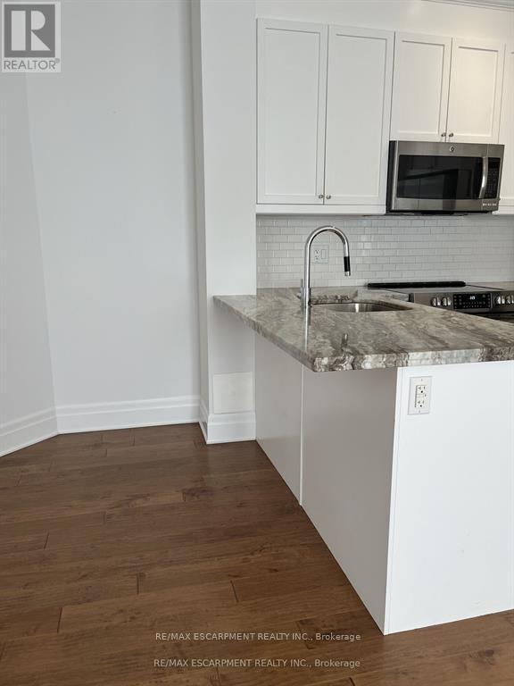 Photo du bâtiment - 2300-2300 Upper Middle Rd W