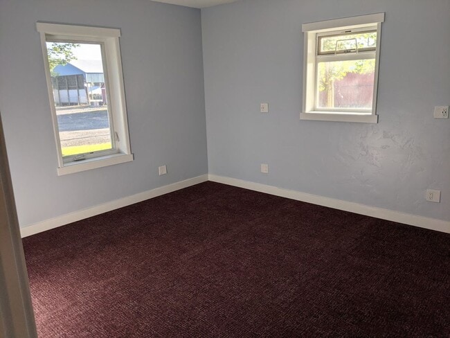 Building Photo - 3 Bedroom 2 Bath Orchards House