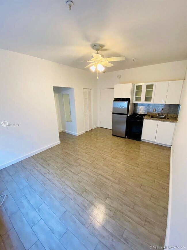 Building Photo - 3710 Collins Ave