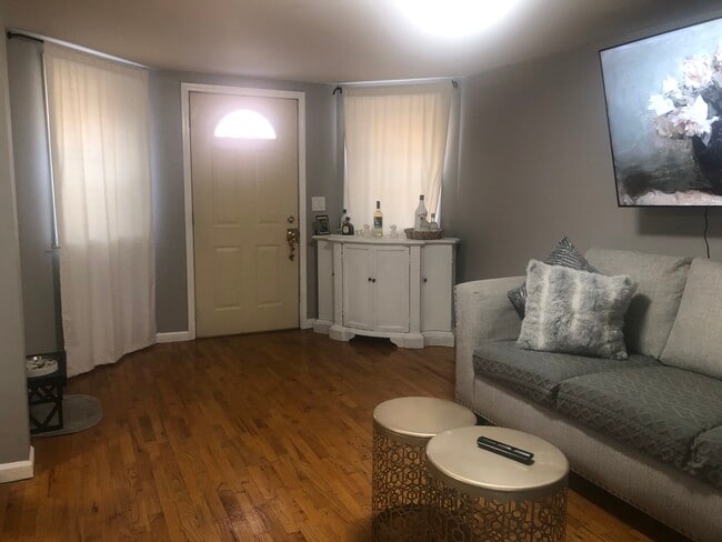 Foto del edificio - 2553 W Augusta Blvd