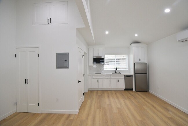 Interior Photo - 10919 C