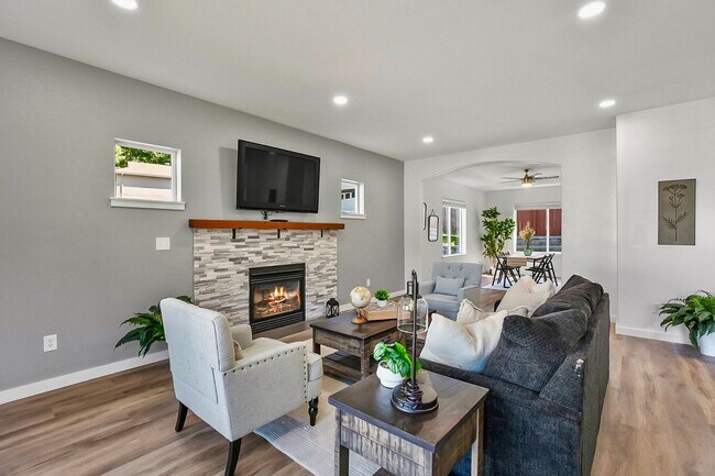 Building Photo - ? Spacious Snohomish Home with Luxury Features & Room to Live! ?