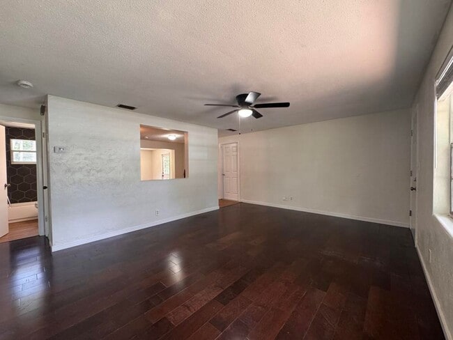 Building Photo - Updated 2 bedroom in South Daytona