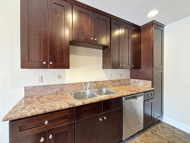 Foto del edificio - Upgraded 1B/1BA Condo in La Jolla W/ Parki...