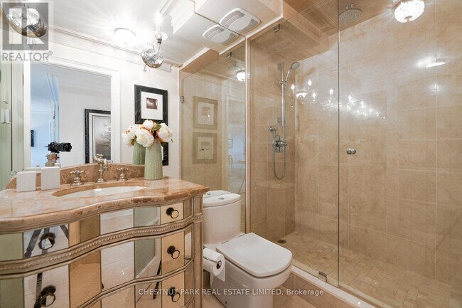 Photo du bâtiment - 110 Bloor St W