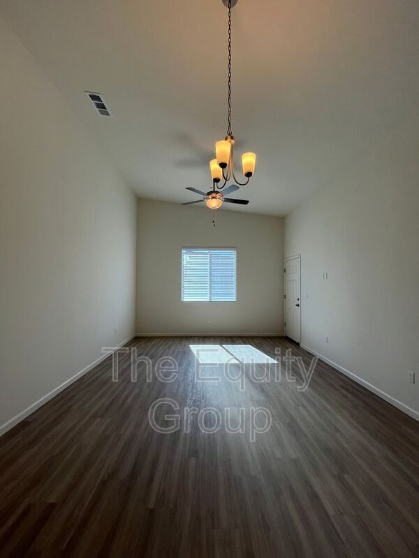 Building Photo - 4116 E Kaweah Ave
