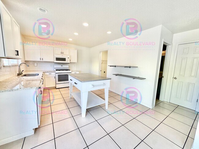 Foto del edificio - Modern Comfort Meets Convenience: Upgraded...
