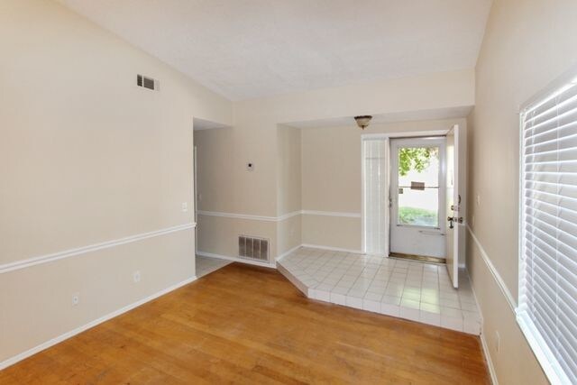 Building Photo - Orlando - 3 Bedrooms 2 Bathrooms - 1395.00