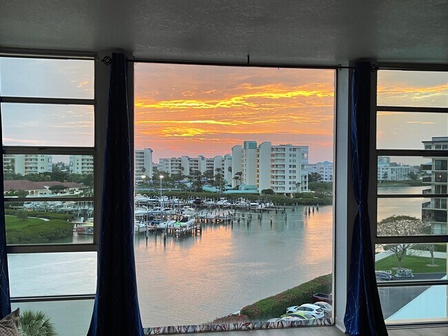 Foto del edificio - 7400 Sun Island Dr S