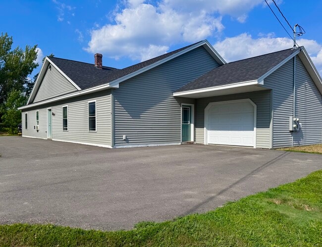 Building Photo - 5 Oak Ln