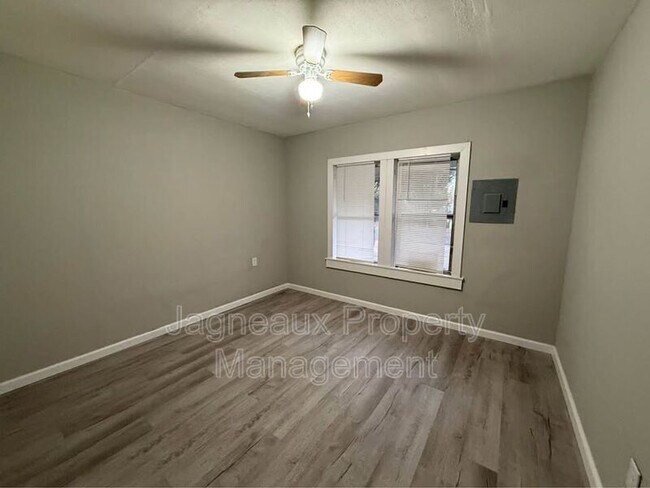 Foto del edificio - 227 E Peach St