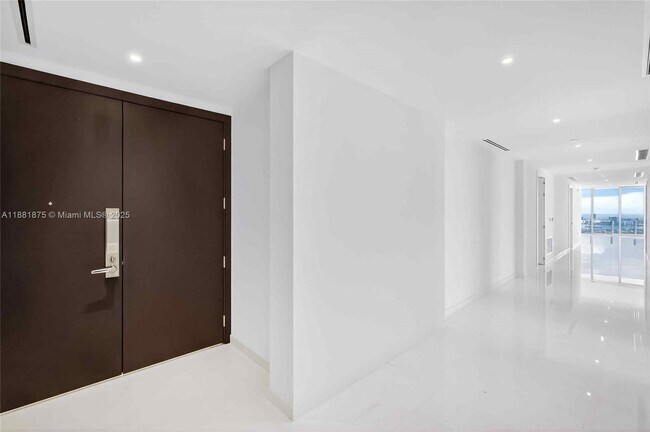 Building Photo - 300 Biscayne Blvd Way