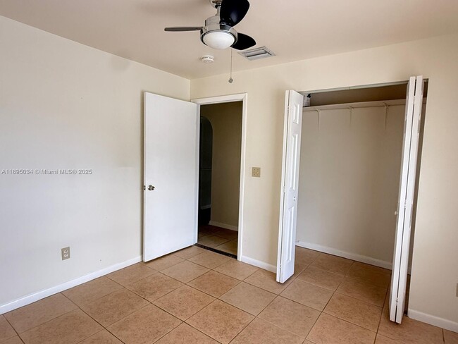 Building Photo - 4926 Vincennes St