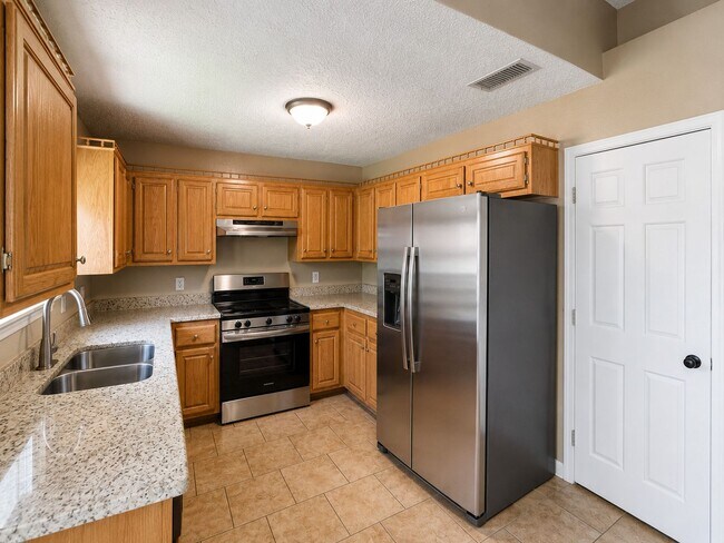Foto del edificio - 4-Bedroom Home with Spacious Backyard in Stratford Estates