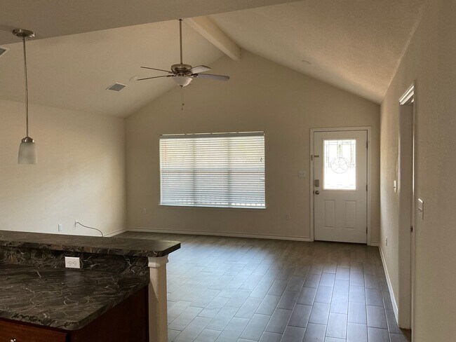 Foto del edificio - AMAZING 3 Bedroom/ 2 Bath Home Available I...