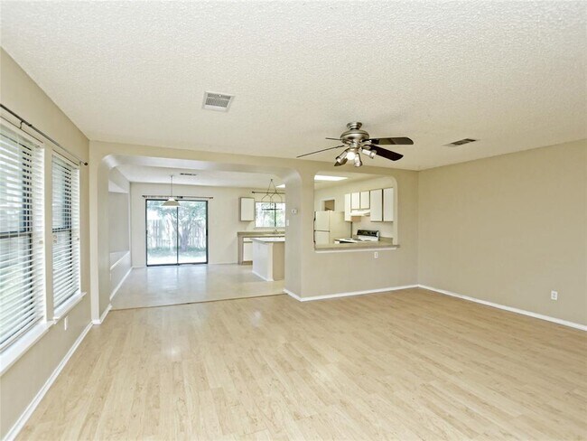 Foto del edificio - 1353 Lakeside Loop
