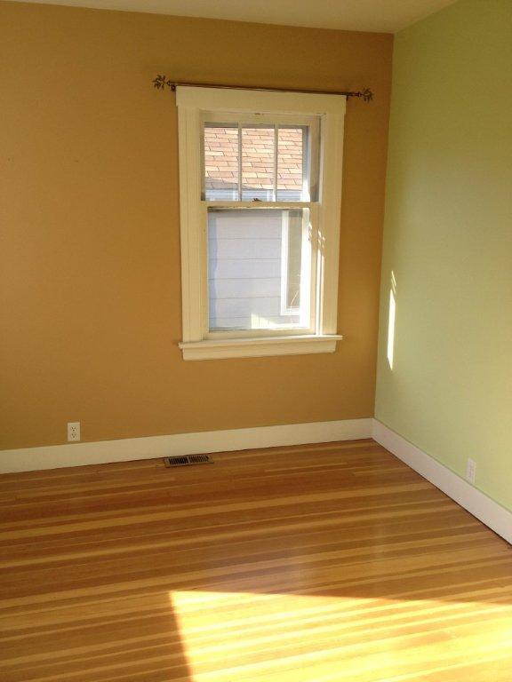 Building Photo - 2 Bedroom plus a sun room | 1  Bathroom