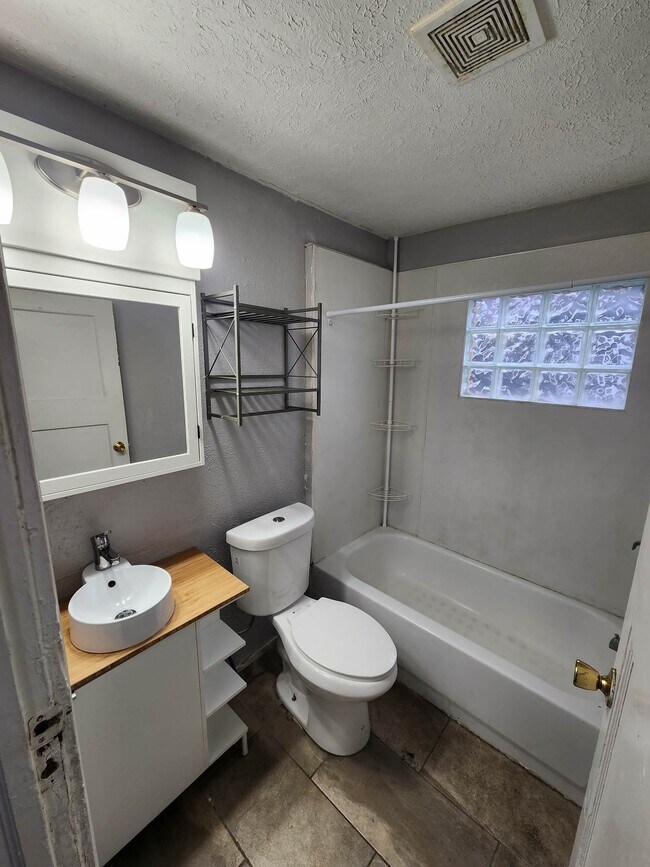 baño - 306 N Denny St