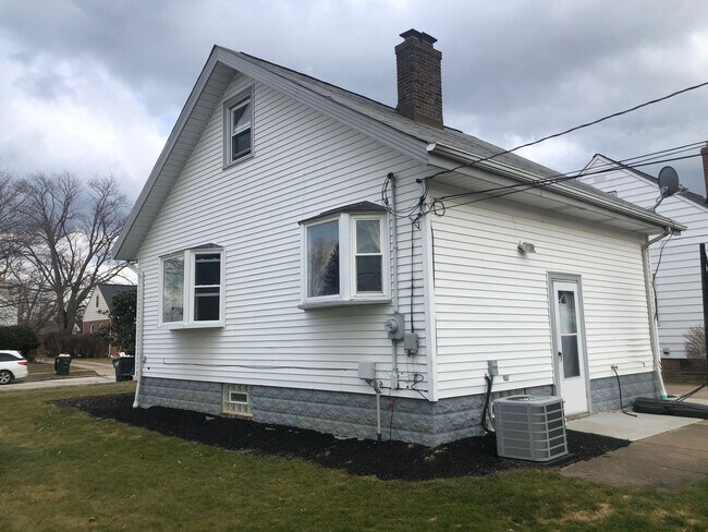 Foto del edificio - 2 Bedroom with Bonus Room in Basement