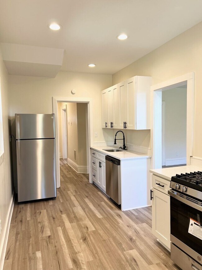 Building Photo - Newly Renovated 4 Bed, 1 Bath - Spacious H...