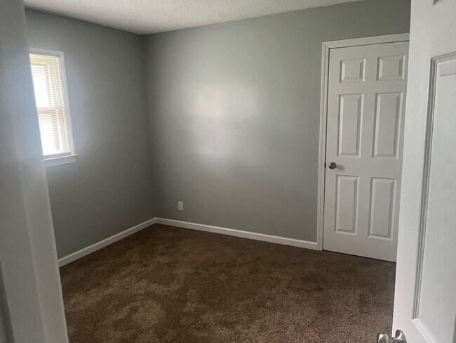 Building Photo - Very nice, completely remodeled 3 Bedroom ...