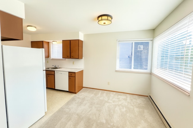 Building Photo - 2Bd/1Ba Seattle Triplex