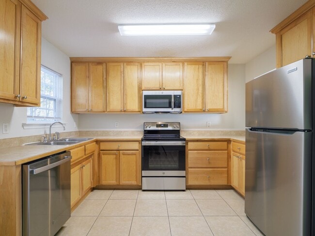 Building Photo - 2Bedroom/2.5 Bath Townhome located in Vald...