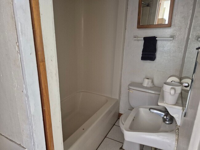 Foto del edificio - Fully furnished efficiency