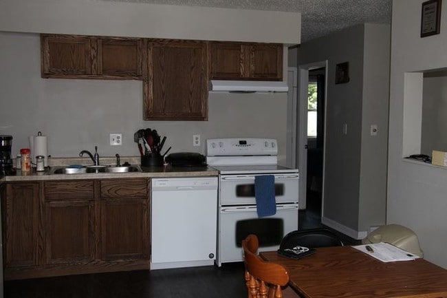 Building Photo - 2 BR 1 BA Unit