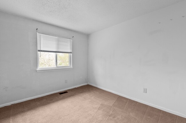 Building Photo - 405 Falling Ln