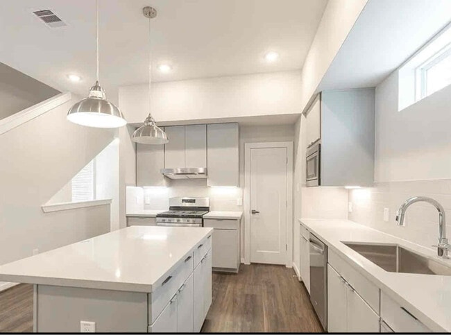 Foto del edificio - 5823 Fairdale Ln