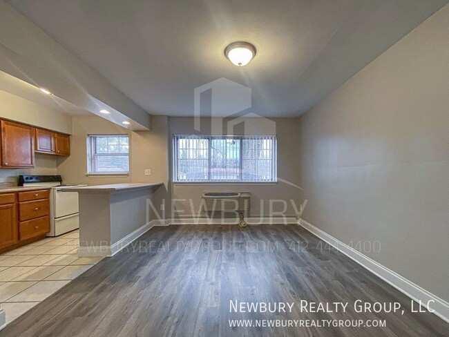 Foto del edificio - Urban Tranquility: Your Pristine 2-Bed, 1-...