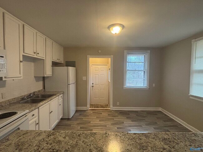 Foto del edificio - 2204 Bide a Wee Dr NE